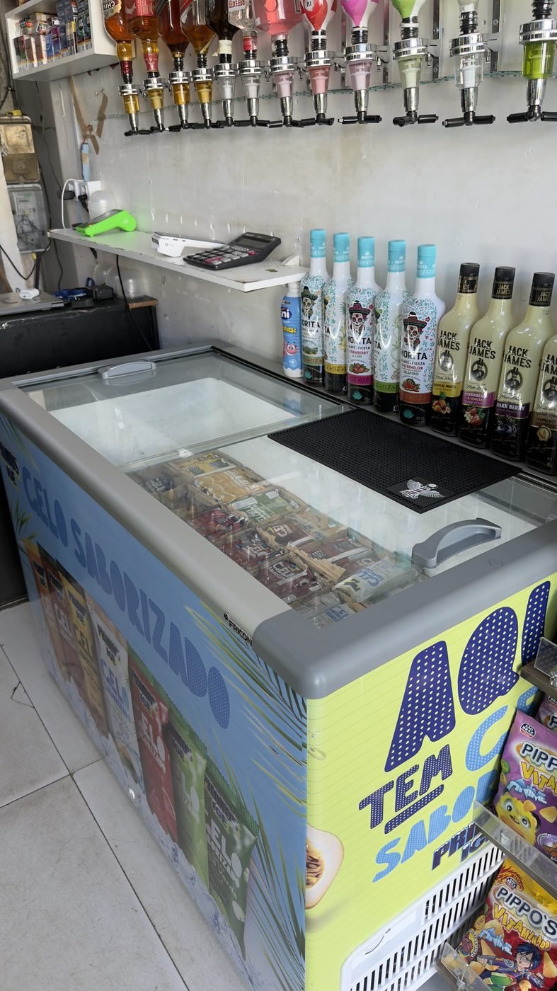 Freezer da Primos Ice instalado em adega parceira